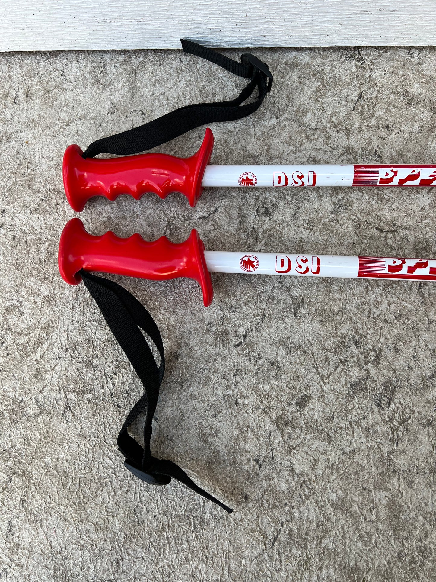Ski Poles Adult Size 43 inch 110 cm Speedy White Red Blue Excellent