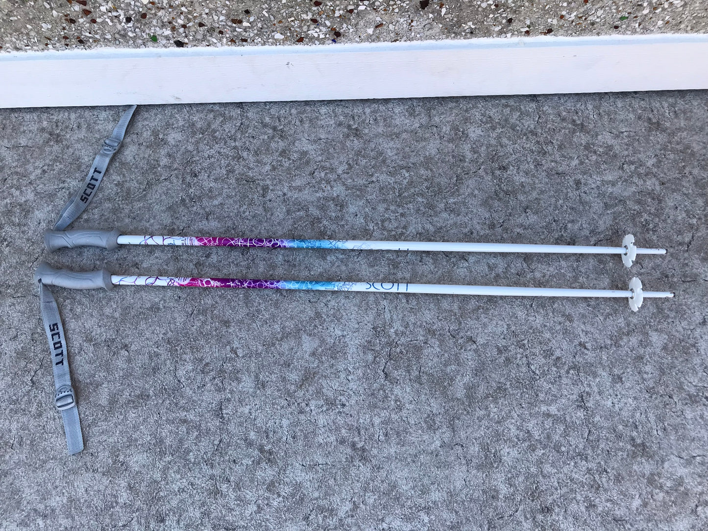Ski Poles Adult Size 44 inch 110 cm Scott Purple Pink Blue Rubber Handles Excellent