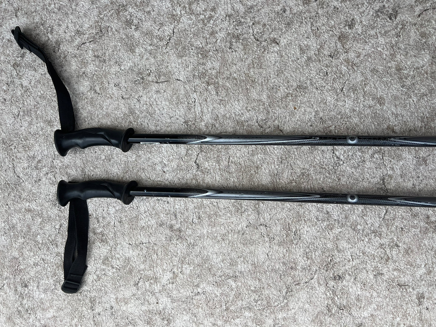 Ski Poles Adult Size 48 inch 110 cm Rossignol Black Silver