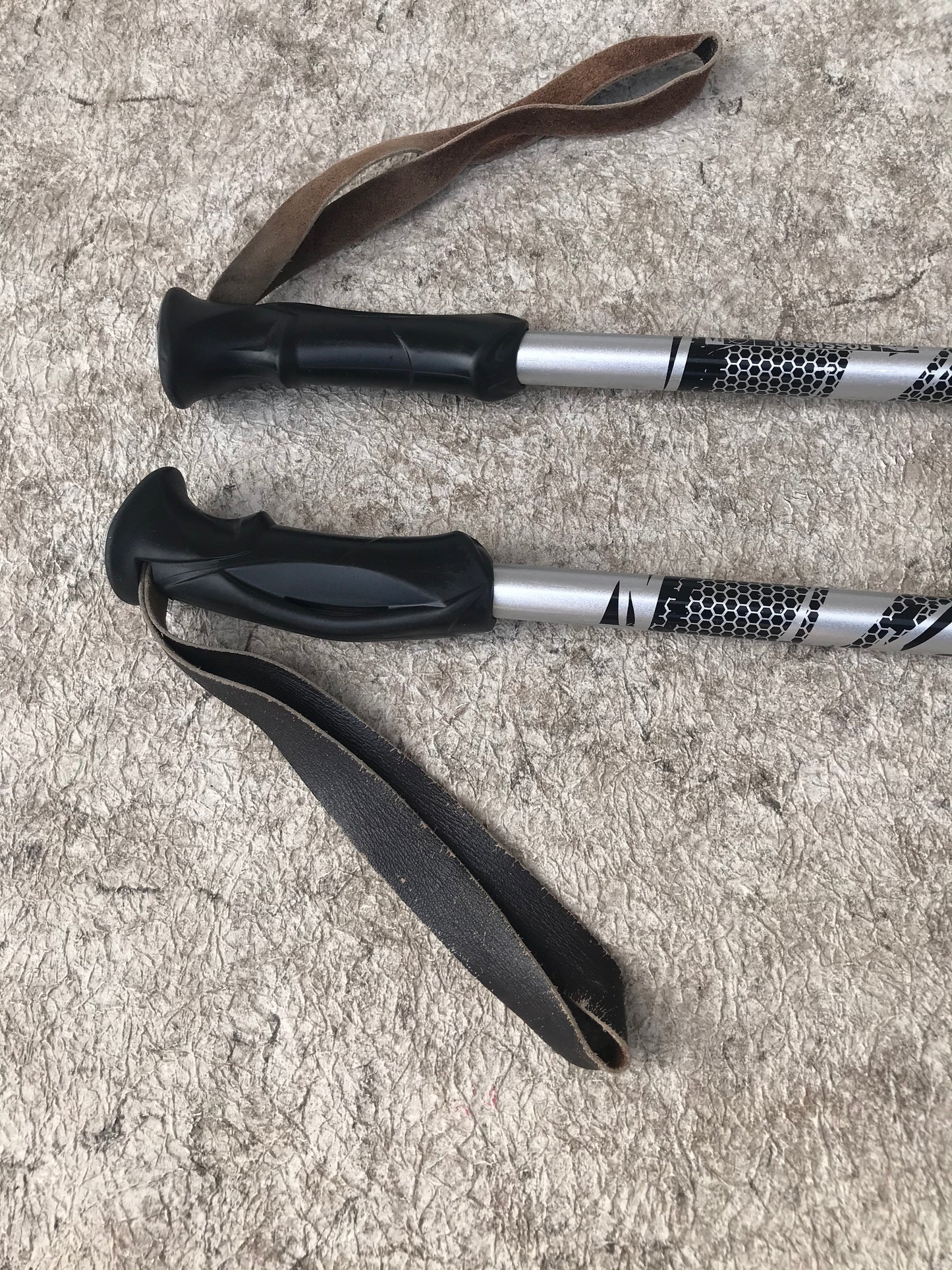 Ski Poles Adult Size 48 inch Rossignol Aluminum Black Excellent