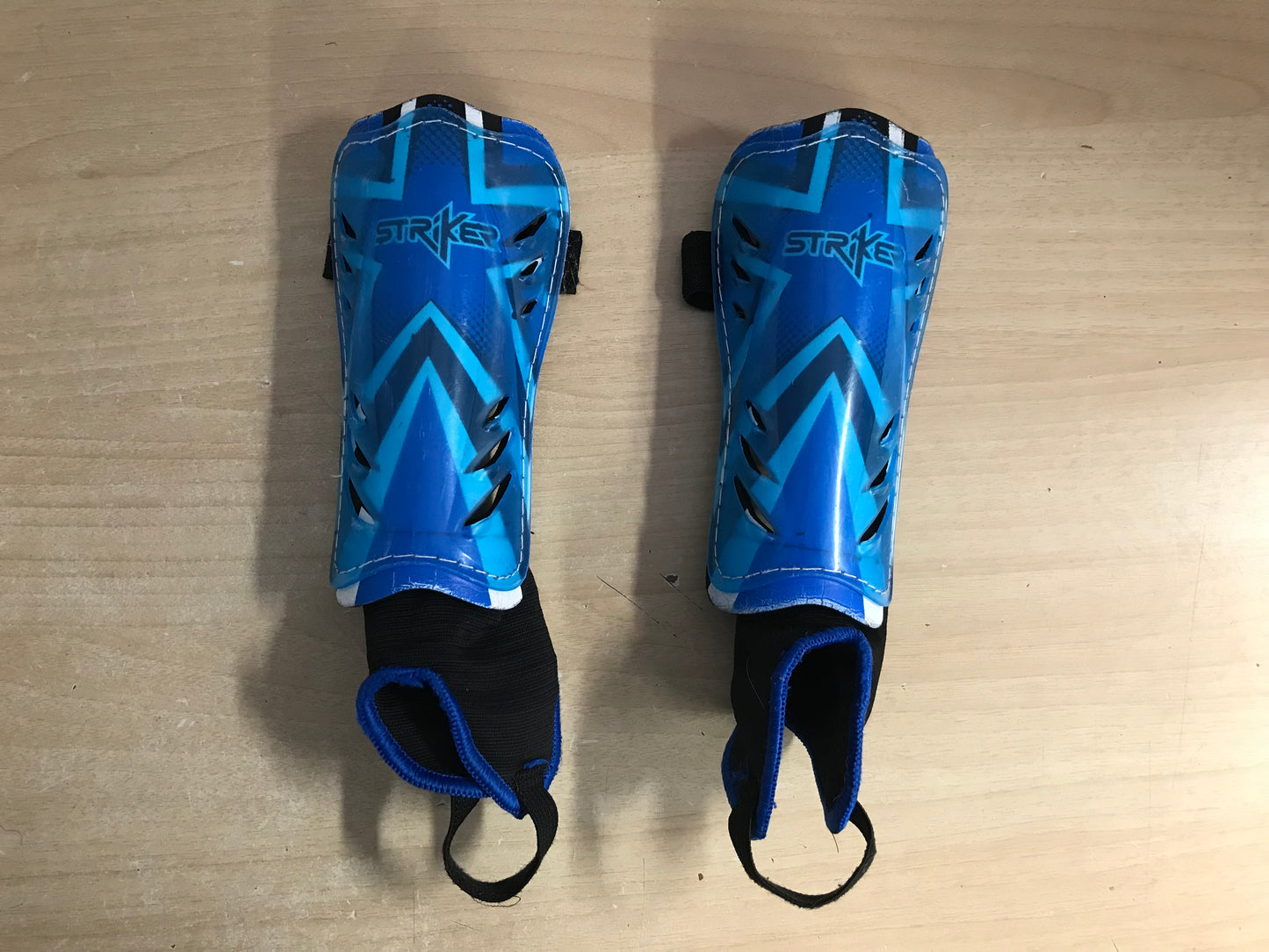 Soccer Shin Pads Child Size 4-6 Striker Blue