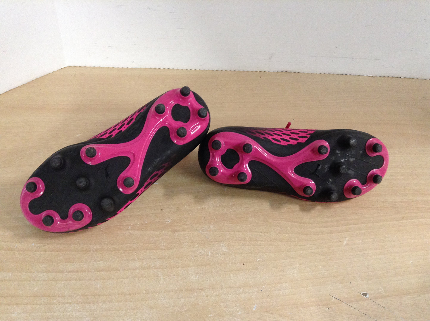 Soccer Shoes Cleats Child Size 10 Toddler Puma Fushia and Black New Demo Model