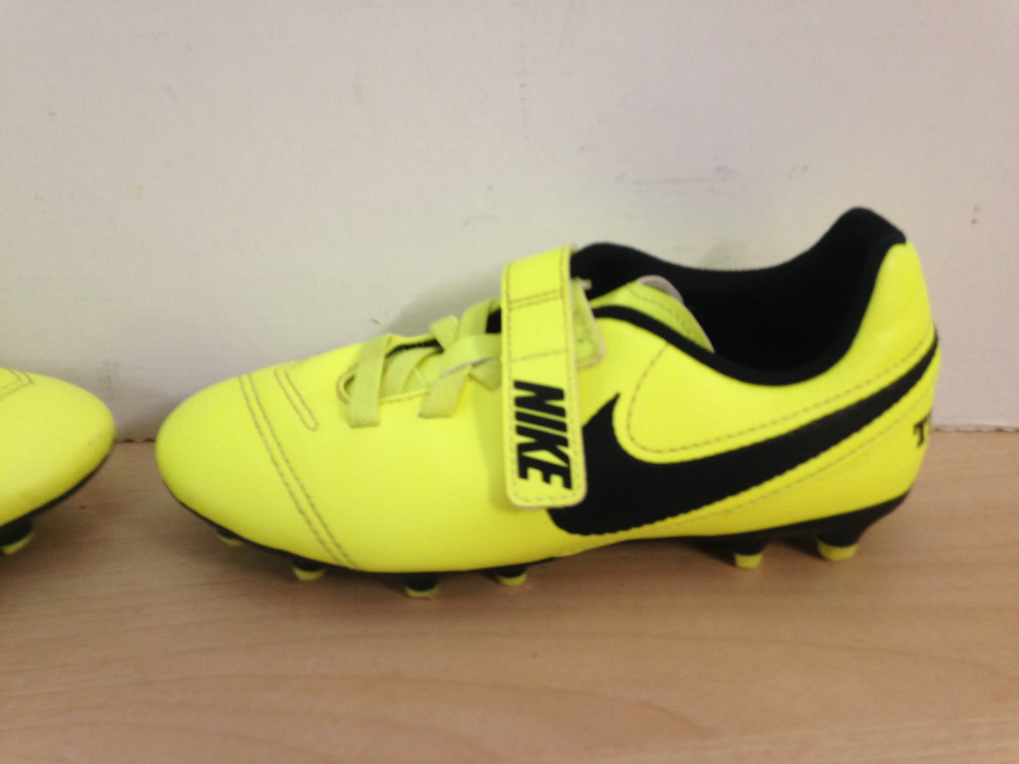 Soccer Shoes Cleats Child Size 13 Nike Pink Black Excellent