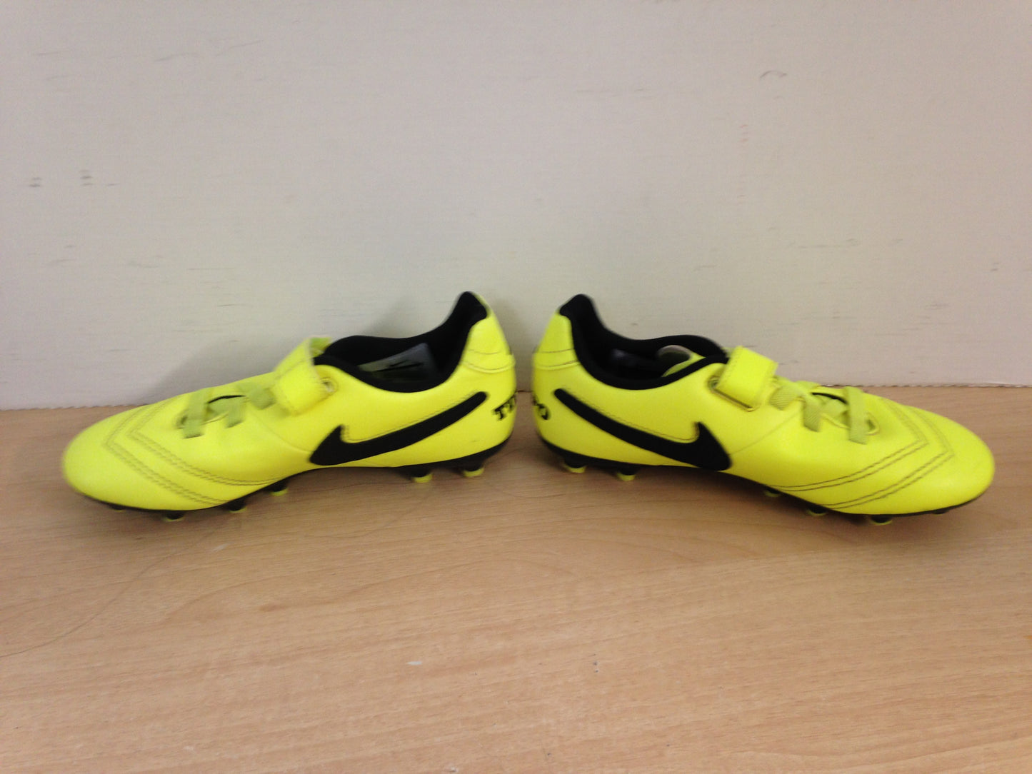 Soccer Shoes Cleats Child Size 13 Nike Pink Black Excellent