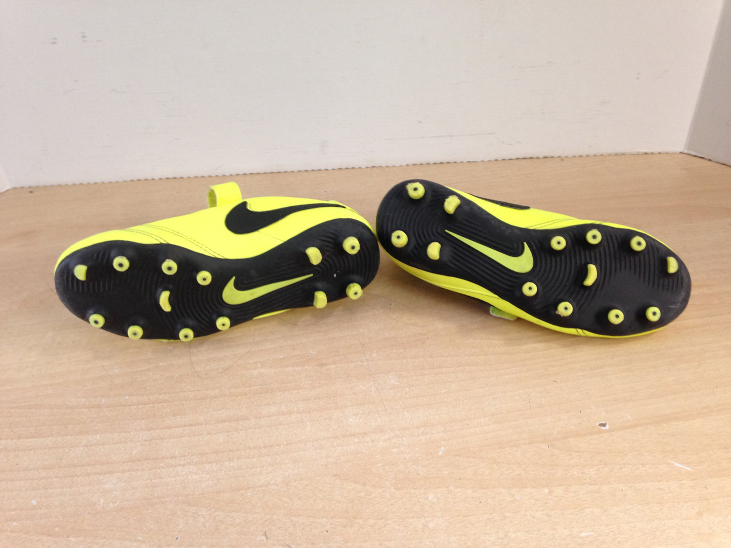 Soccer Shoes Cleats Child Size 13 Nike Pink Black Excellent