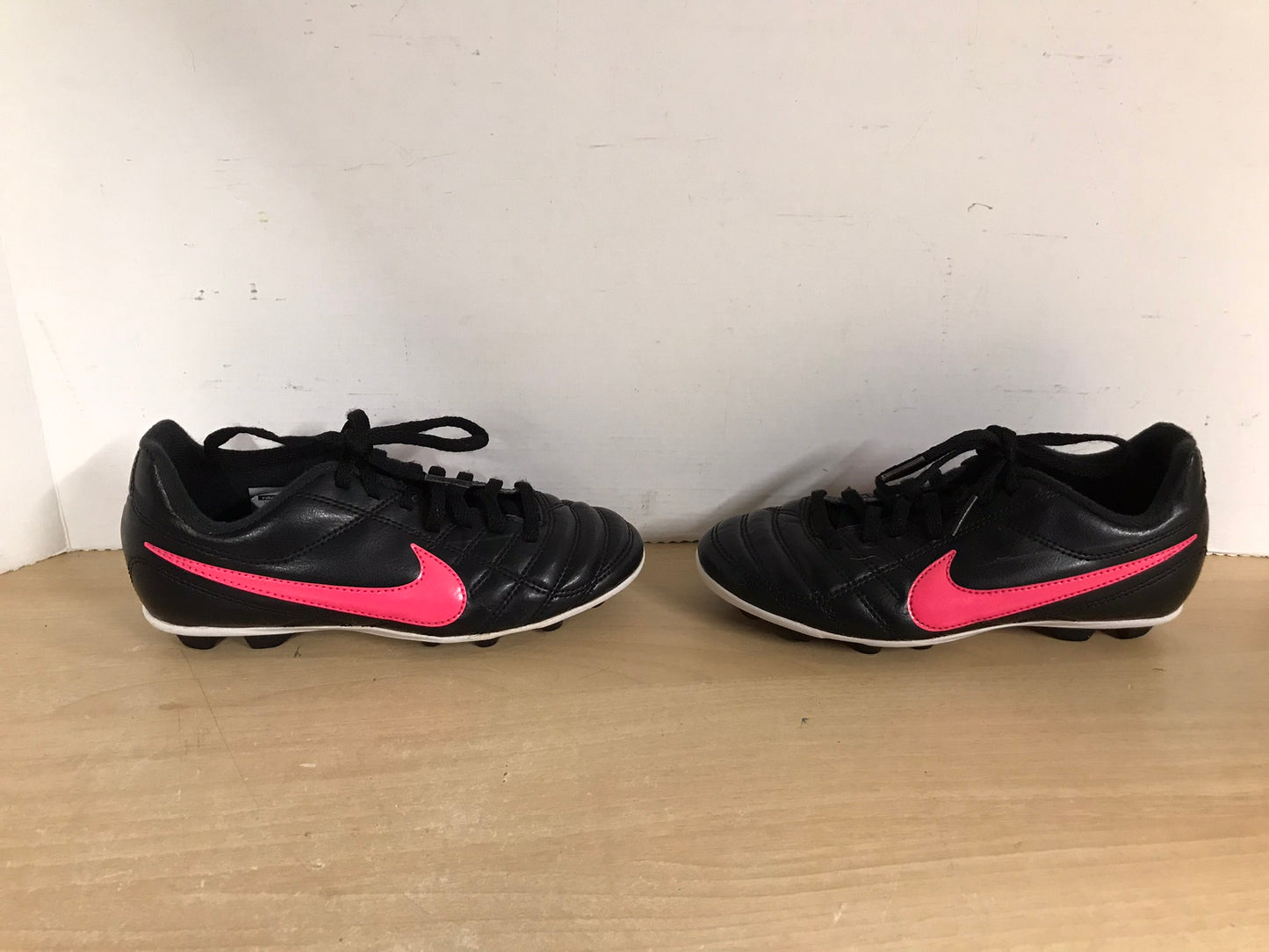 Soccer Shoes Cleats Child Size 1 Nike Black Fushia Excellent