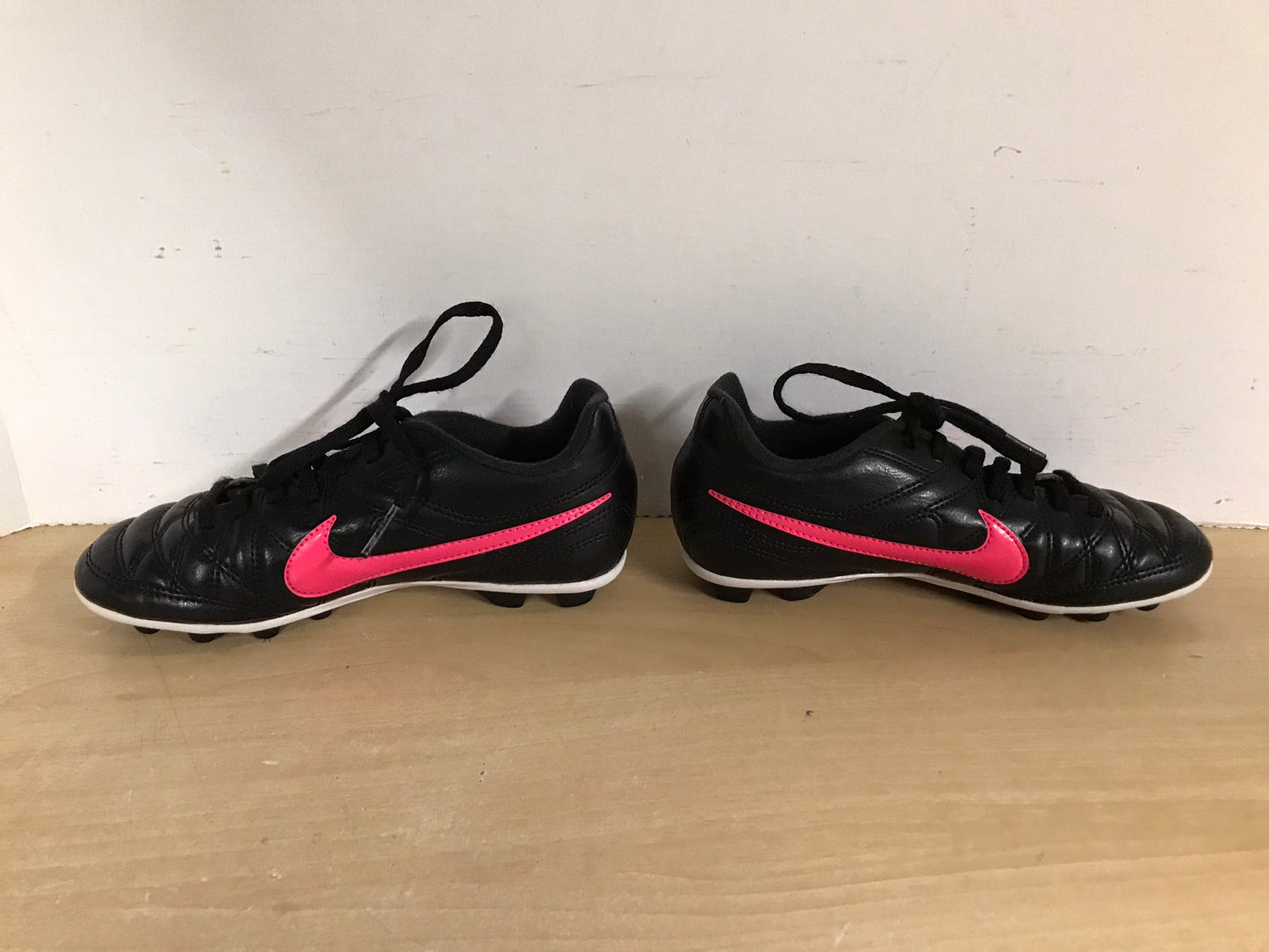 Soccer Shoes Cleats Child Size 1 Nike Black Fushia Excellent
