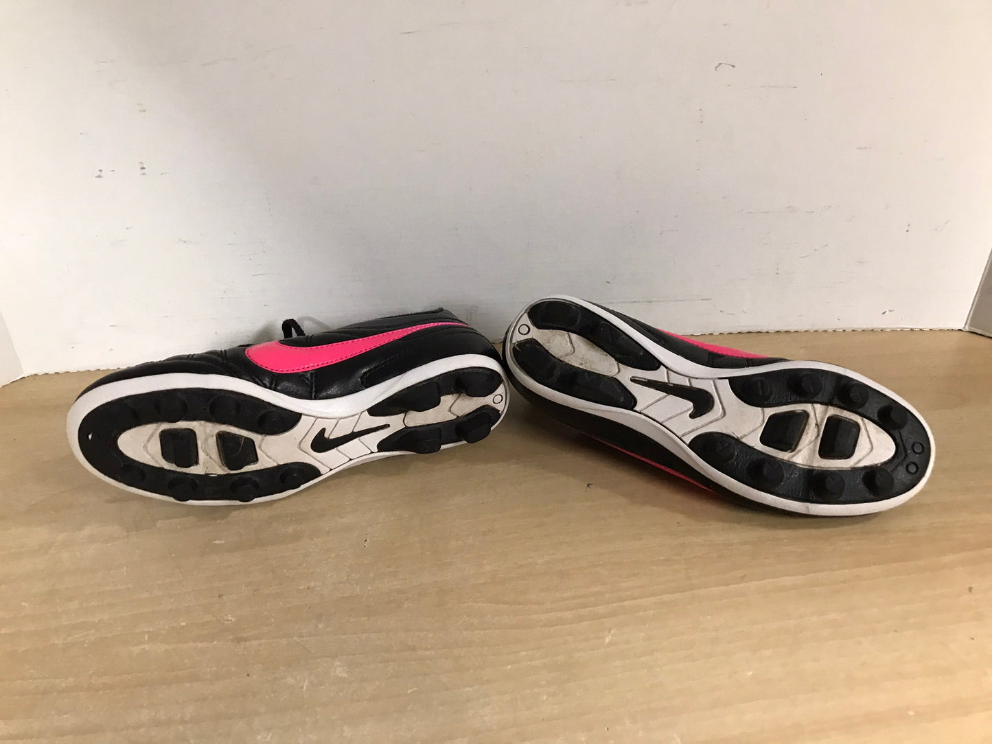 Soccer Shoes Cleats Child Size 1 Nike Black Fushia Excellent