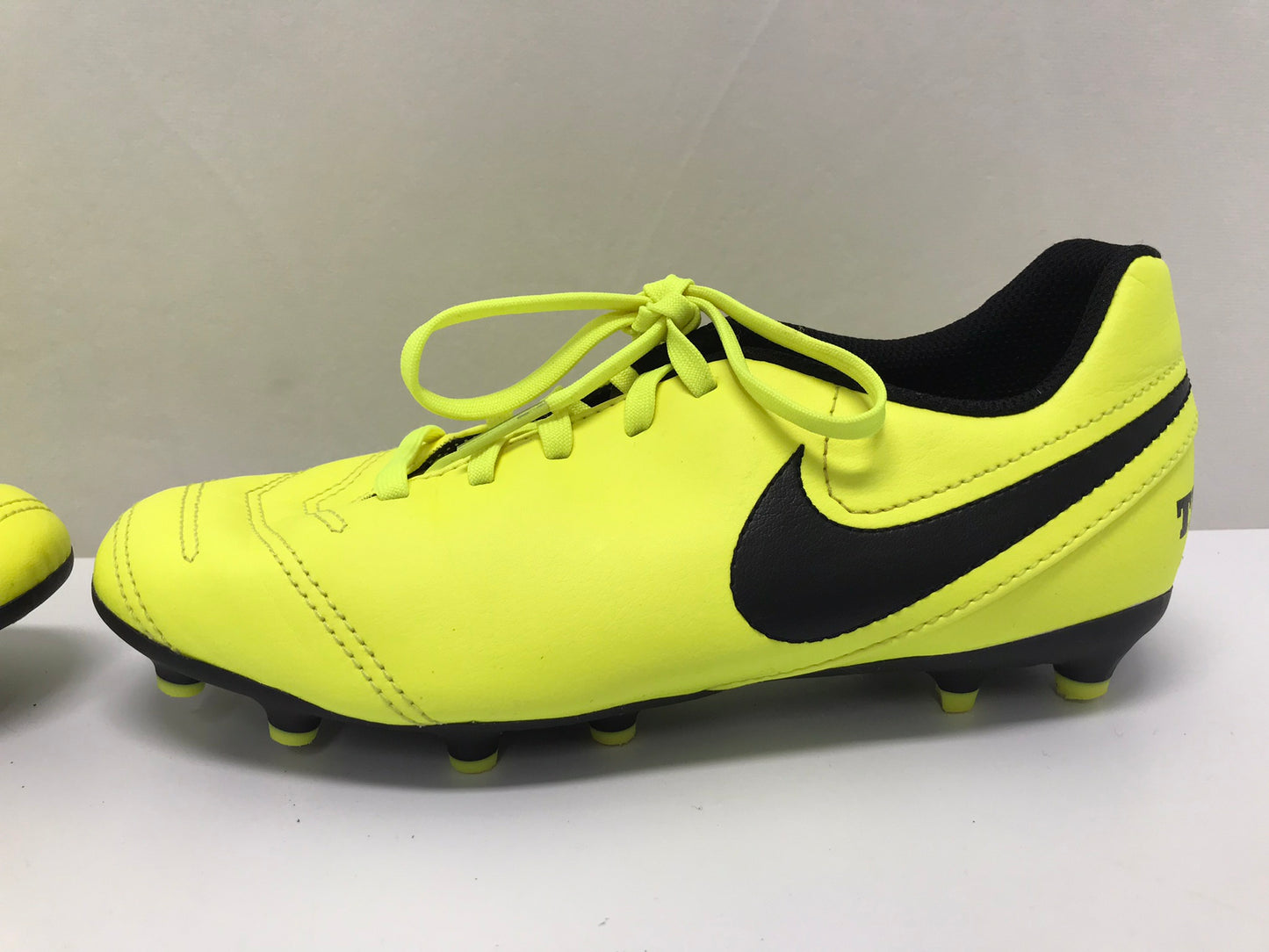 Soccer Shoes Cleats Child Size 4.5 Nike Tiempo Lime Black New Demo Model
