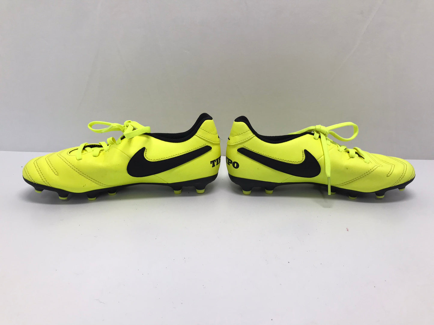 Soccer Shoes Cleats Child Size 4.5 Nike Tiempo Lime Black New Demo Model