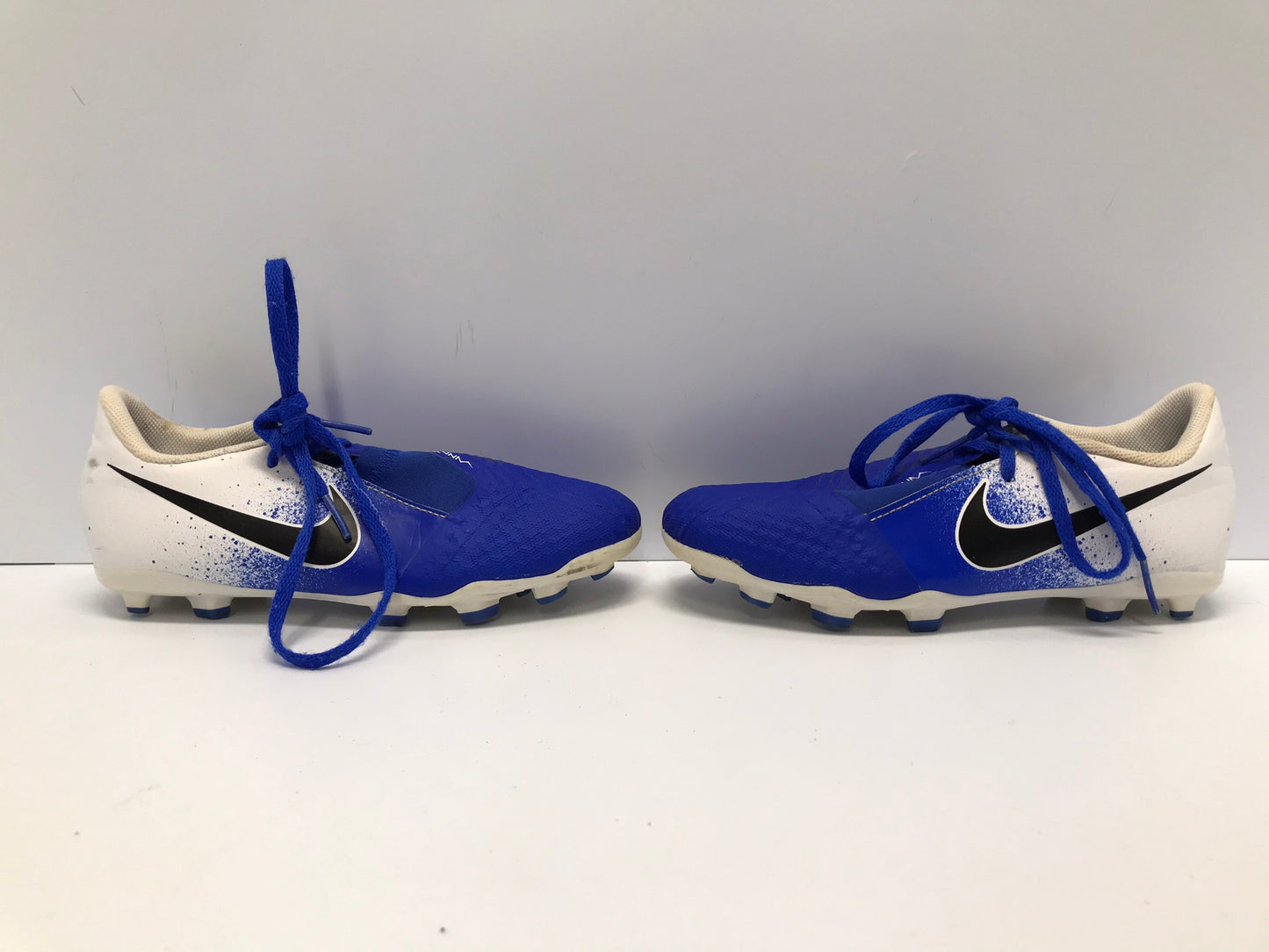 Soccer Shoes Cleats Child Size 4 Nike Skin Blue White