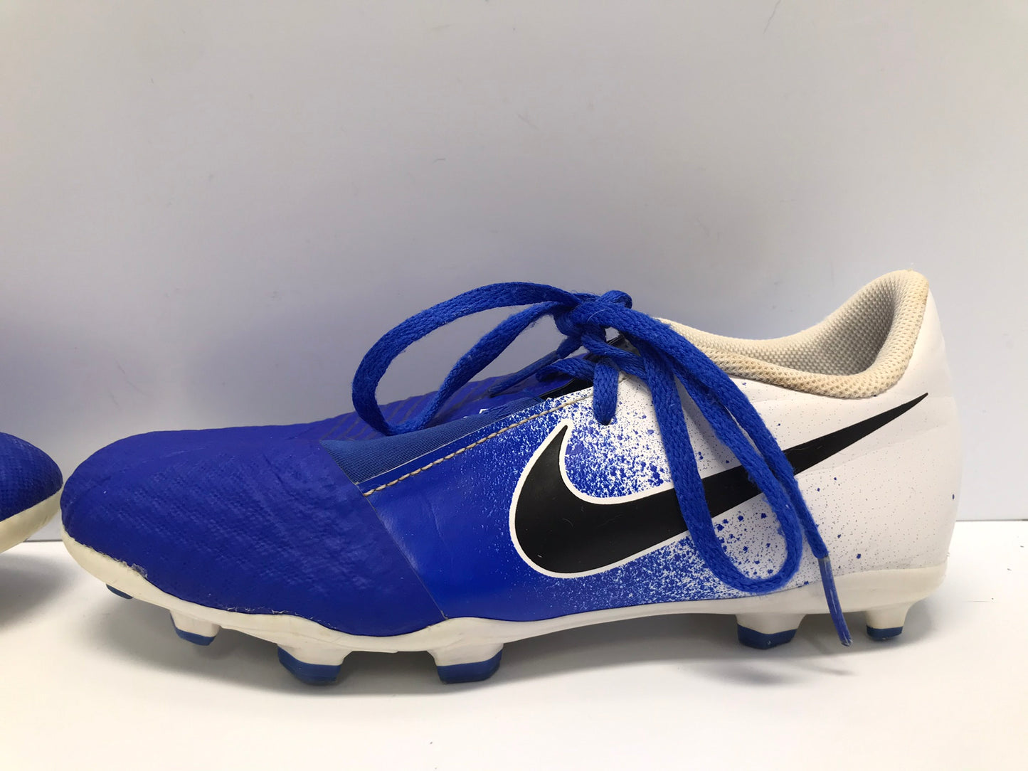 Soccer Shoes Cleats Child Size 4 Nike Skin Blue White