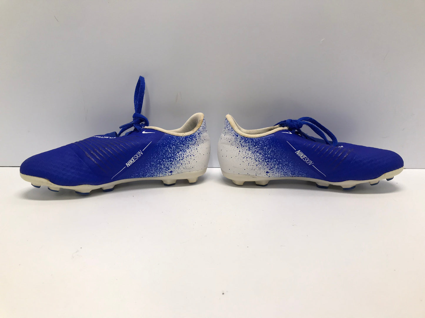 Soccer Shoes Cleats Child Size 4 Nike Skin Blue White