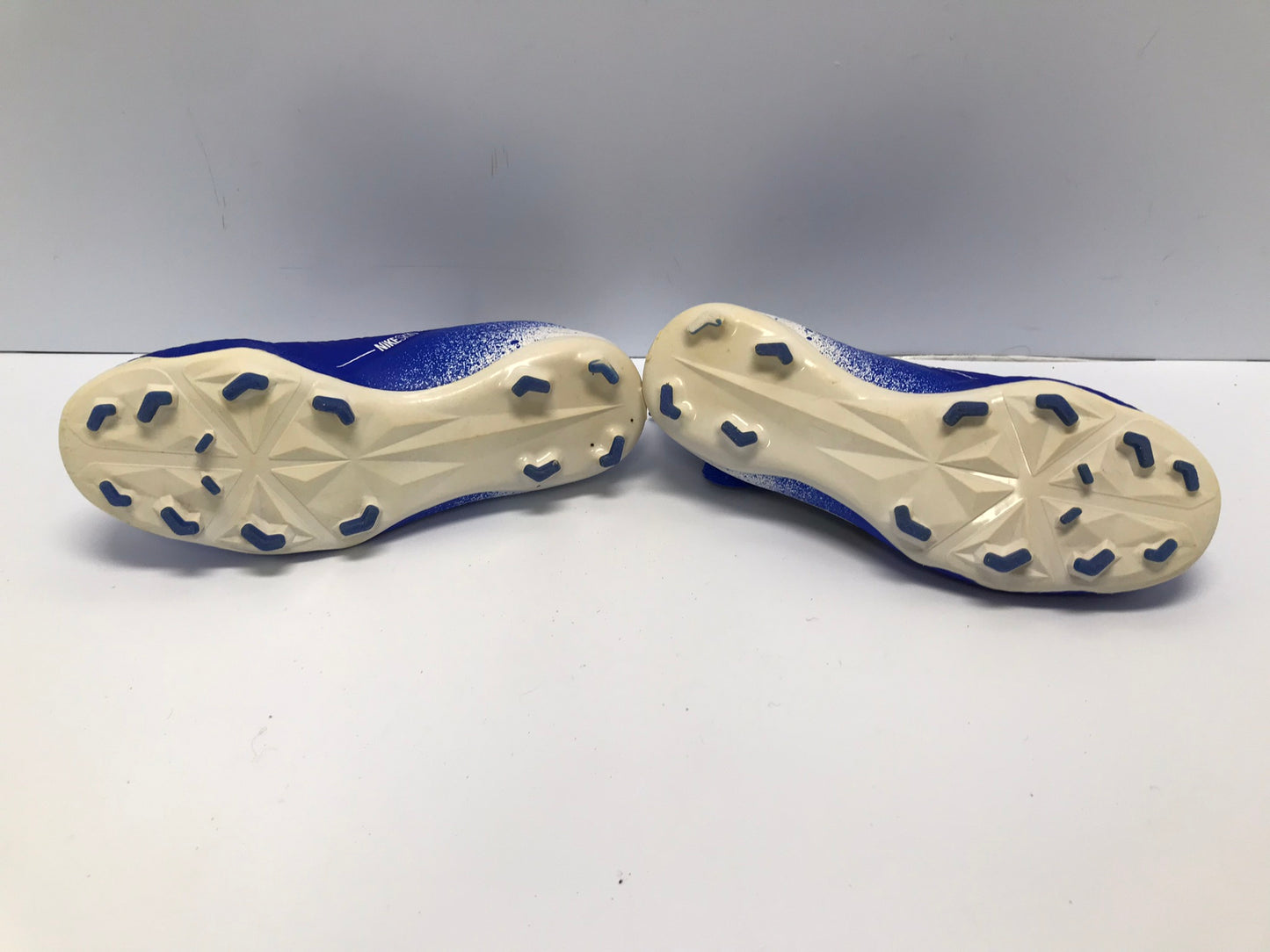 Soccer Shoes Cleats Child Size 4 Nike Skin Blue White