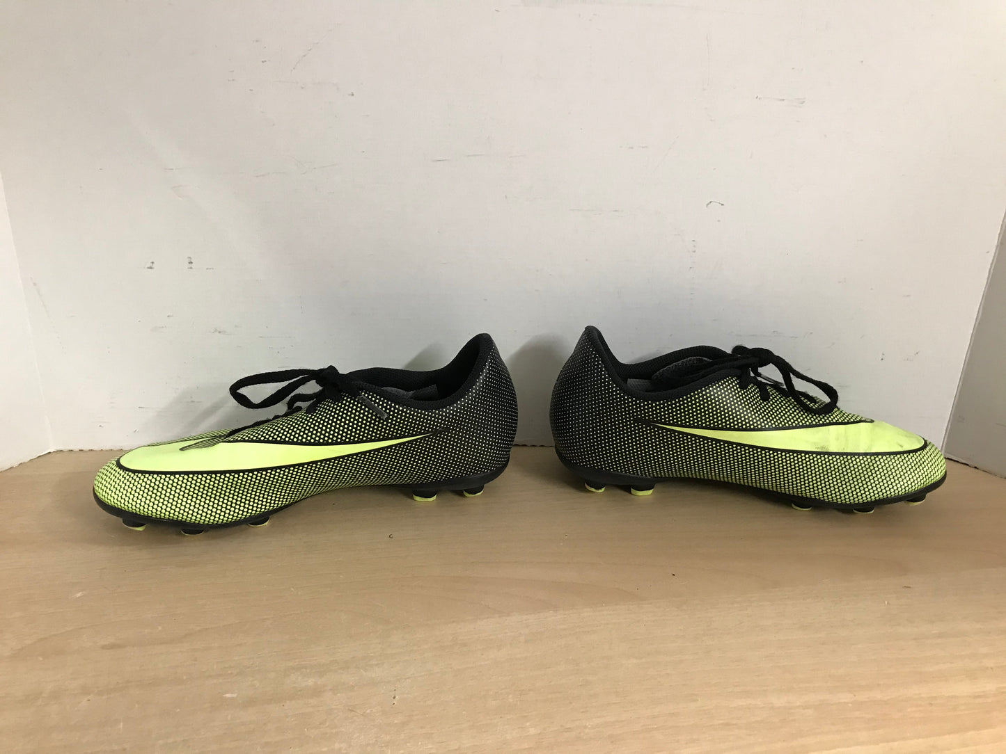 Soccer Shoes Cleats Child Size 5.5 Nike Lime Black