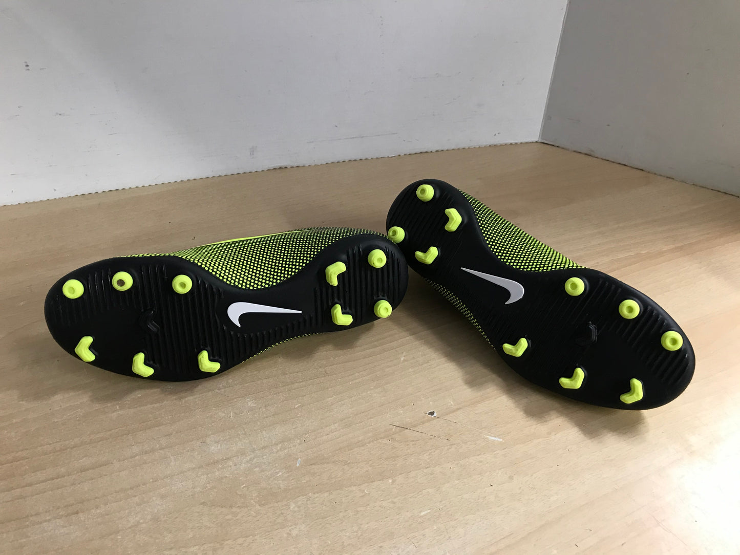 Soccer Shoes Cleats Child Size 6 Nike Lime Black New Demo Model