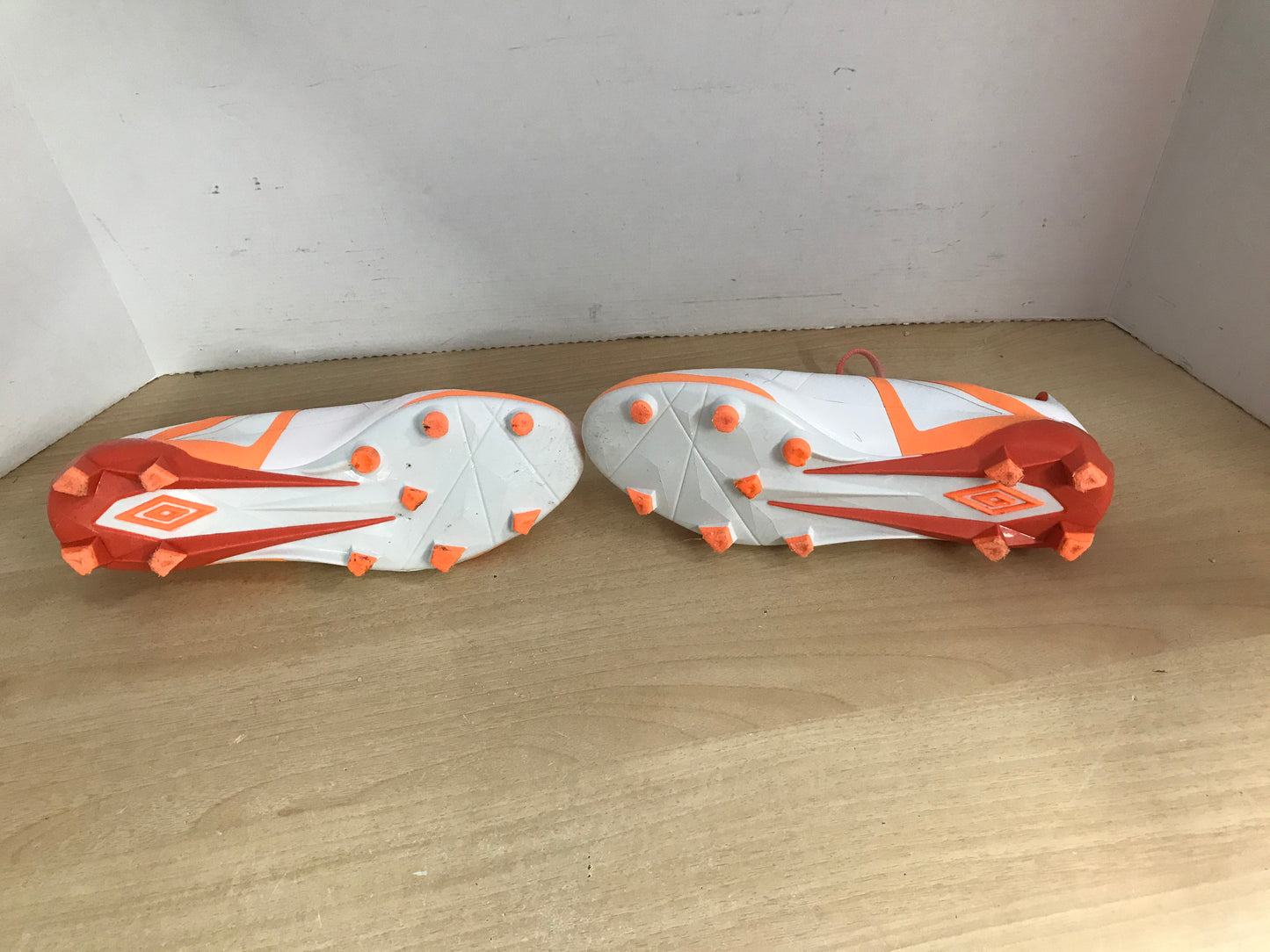 Soccer Shoes Cleats Ladies Size 8 Umbro Peach White Excellent