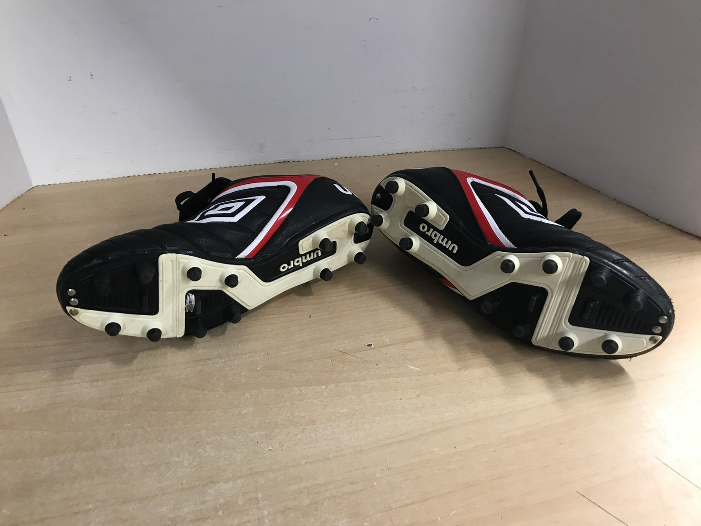 Soccer Shoes Cleats Men's Size 10 Umbro Red White Black Excellent As New