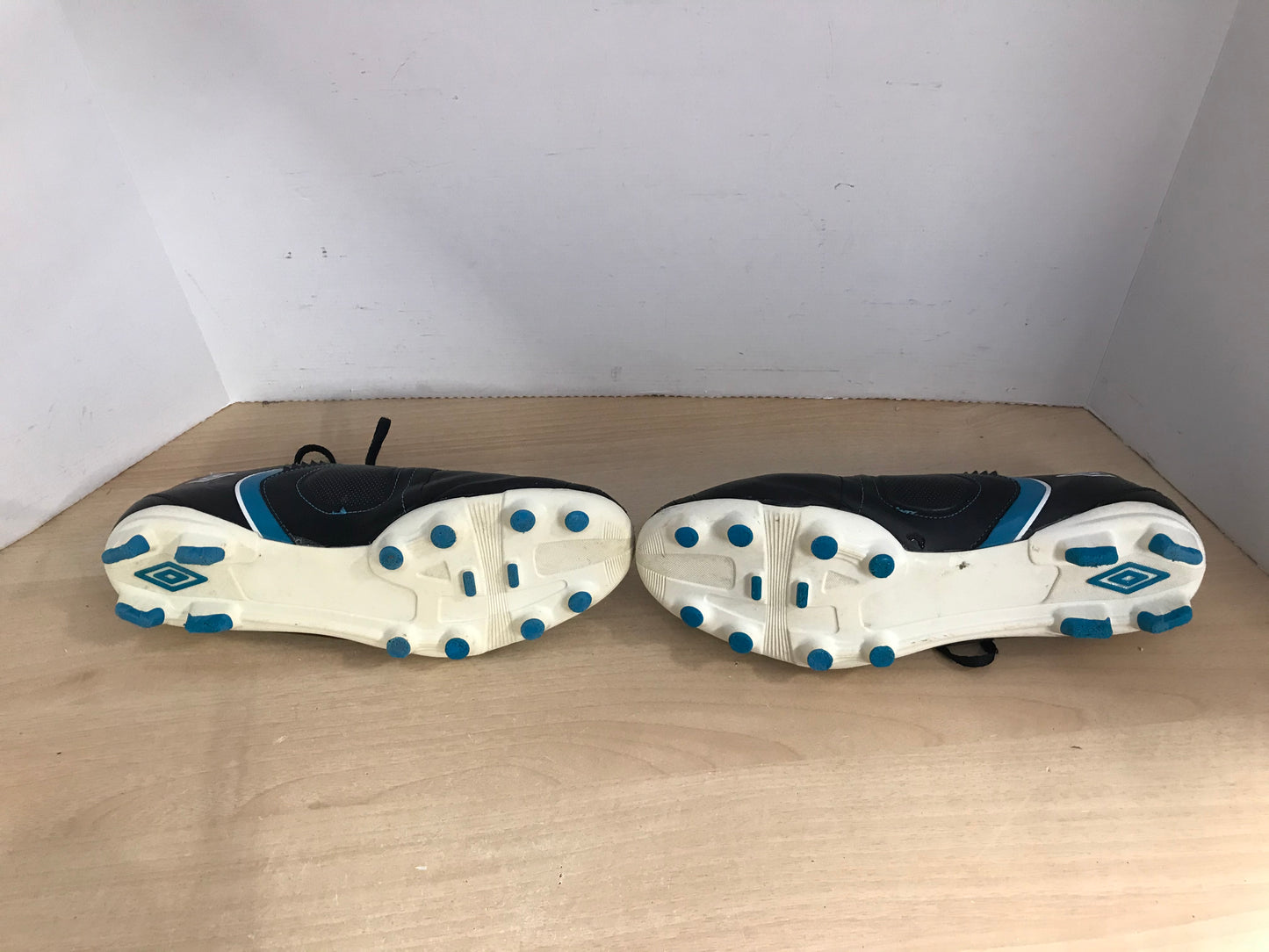 Soccer Shoes Cleats Men's Size 13 Umbro Special Black White Blue Leather As New