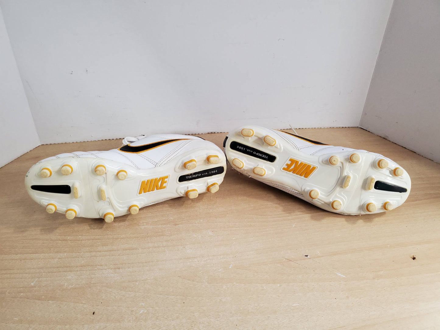 Soccer Shoes Cleats Men's Size 7.5 Nike Tiempo Leather White Gold Black