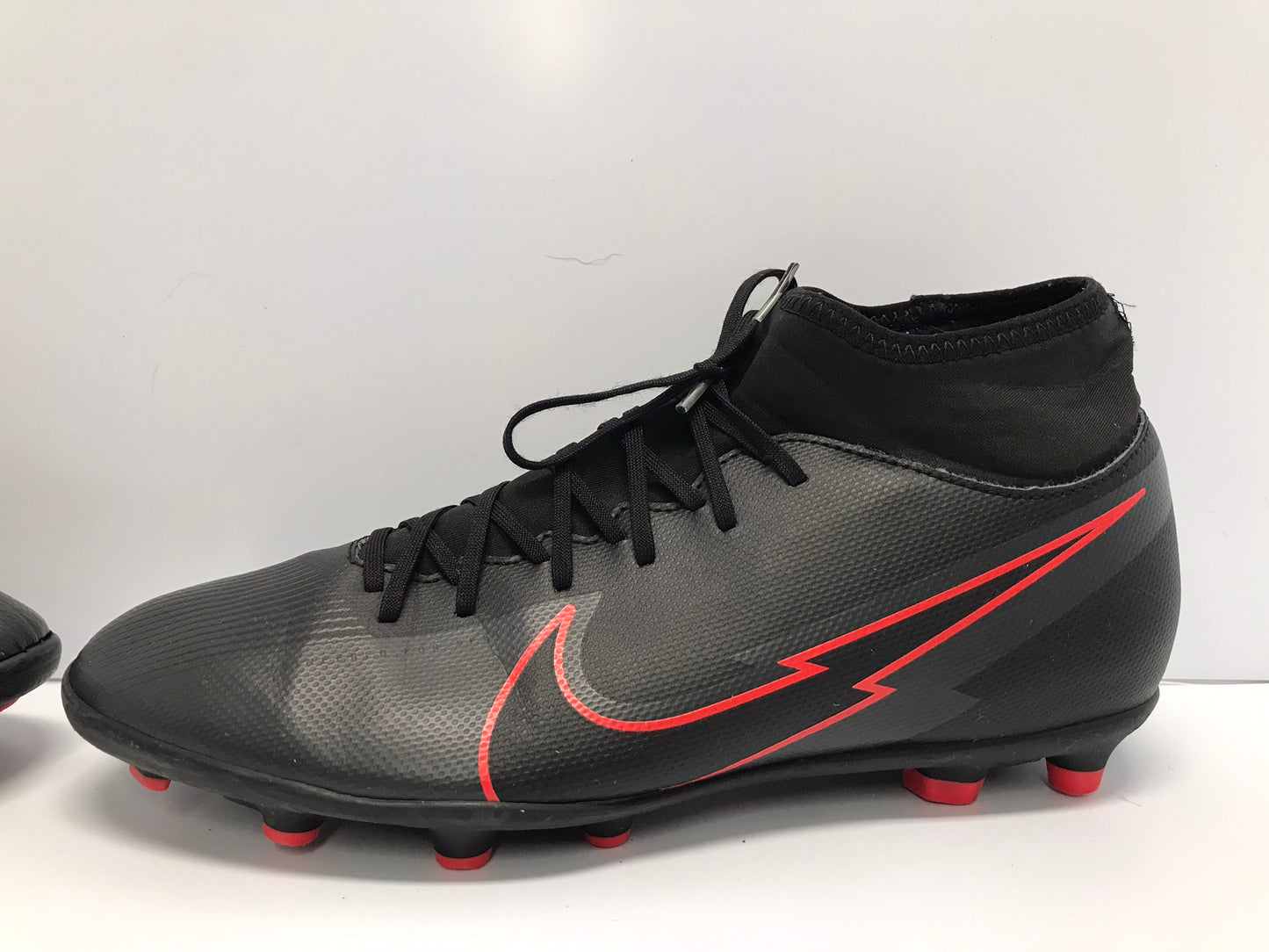Soccer Shoes Cleats Men's Size 8.5 Nike Black Red As New