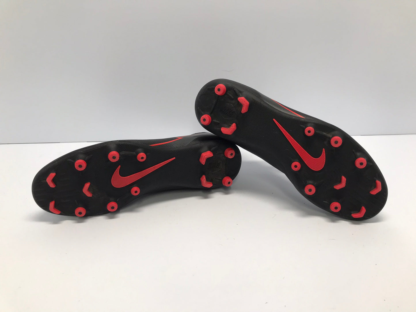 Soccer Shoes Cleats Men's Size 8.5 Nike Black Red As New