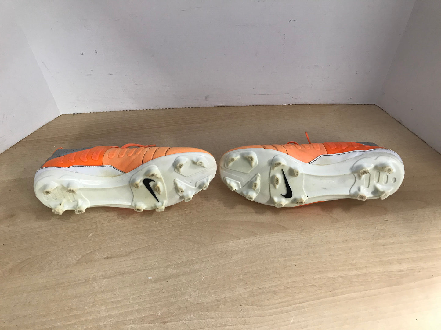 Soccer Shoes Cleats Men's Size 8.5 NIke CTR360 Leather Peach Silver Excellent Quality