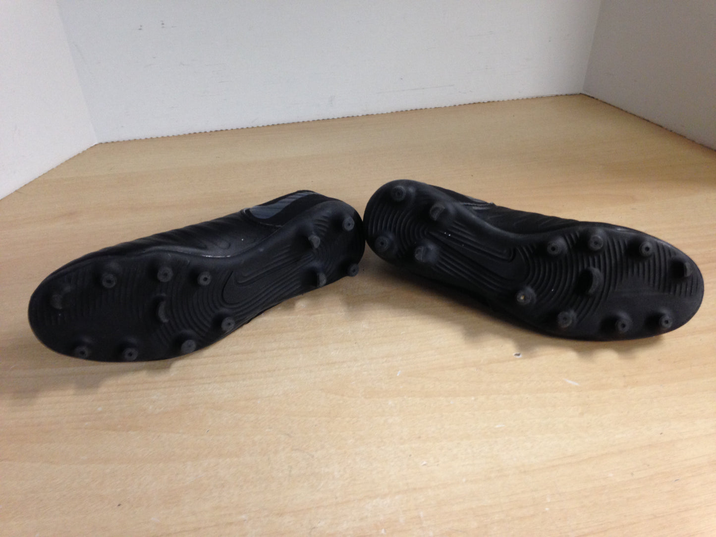 Soccer Shoes Cleats Men's Size 8 Nike Tiempo Black Excellent