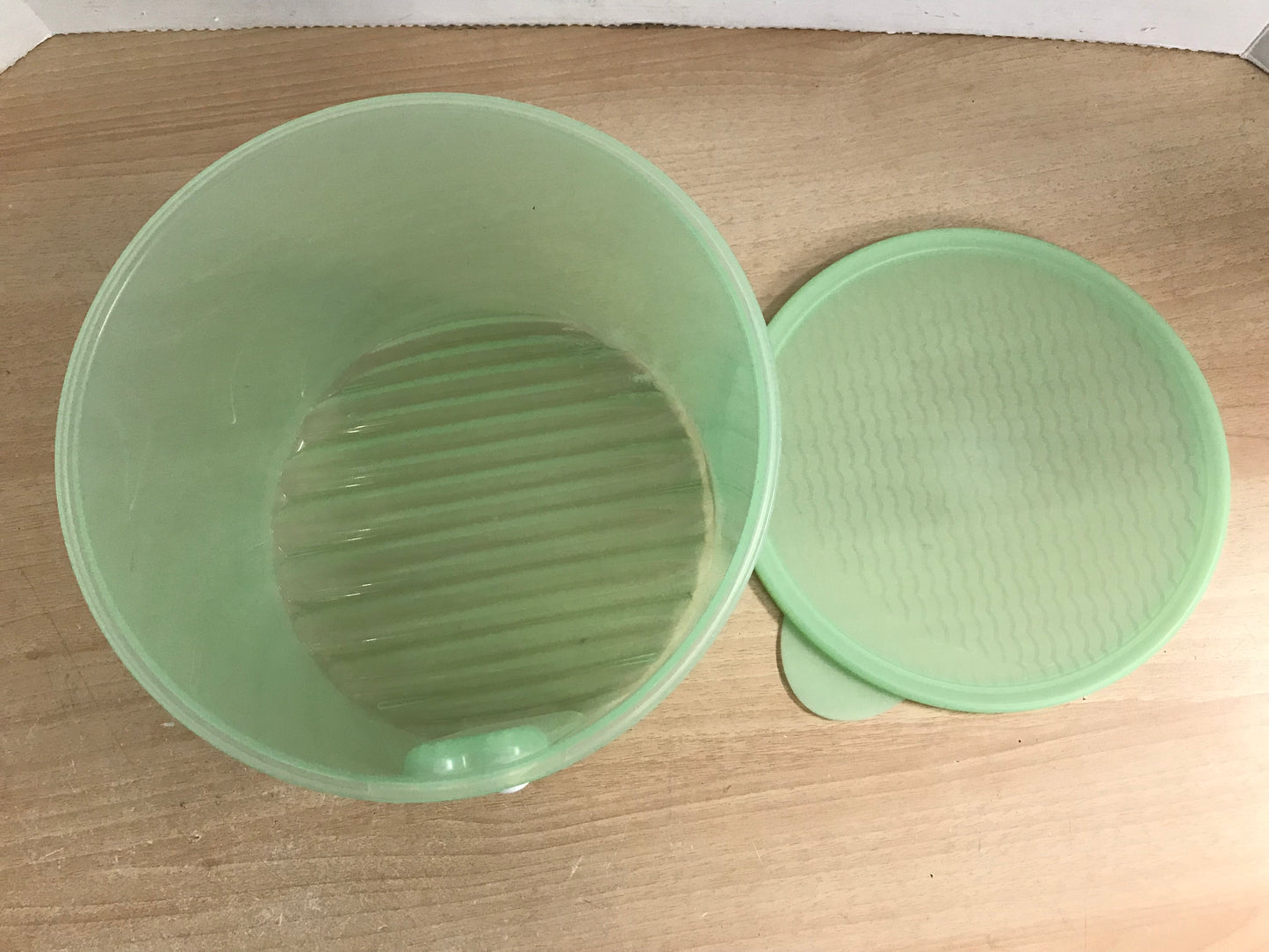 TUPPERWARE ROUND FRIDGE SMART 20 CUPS VENTED LETTUCE CABBAGE CONTAINER 1