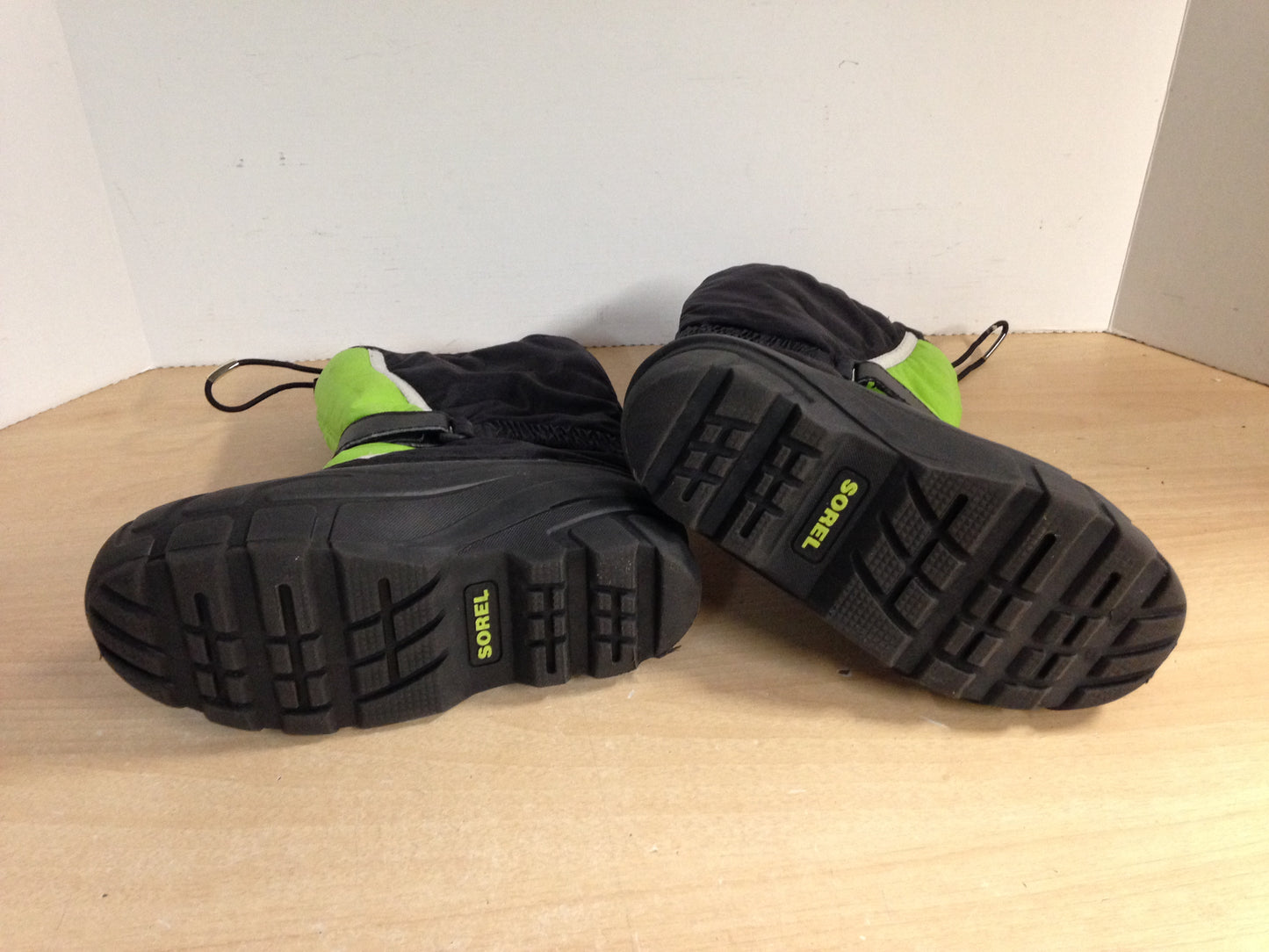 Winter Boots Child Size 2 Sorel Lime and Black With Liner Excellent