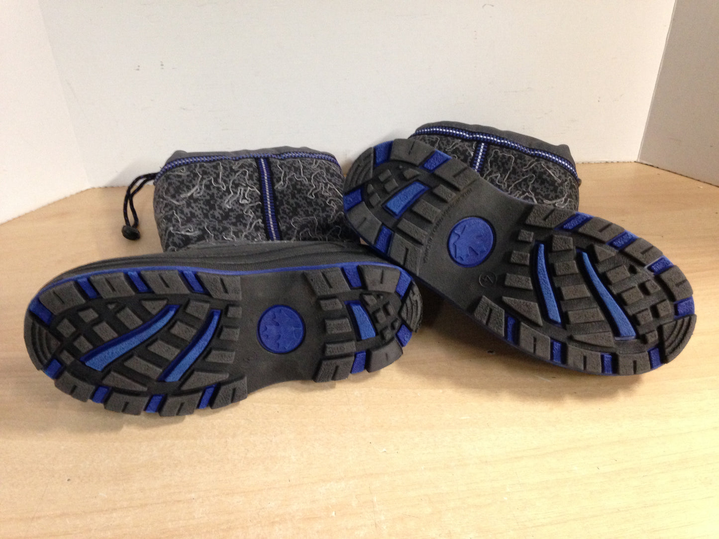 Winter Boots Child Size 4 Grey Wolf Blue Grey Excellent