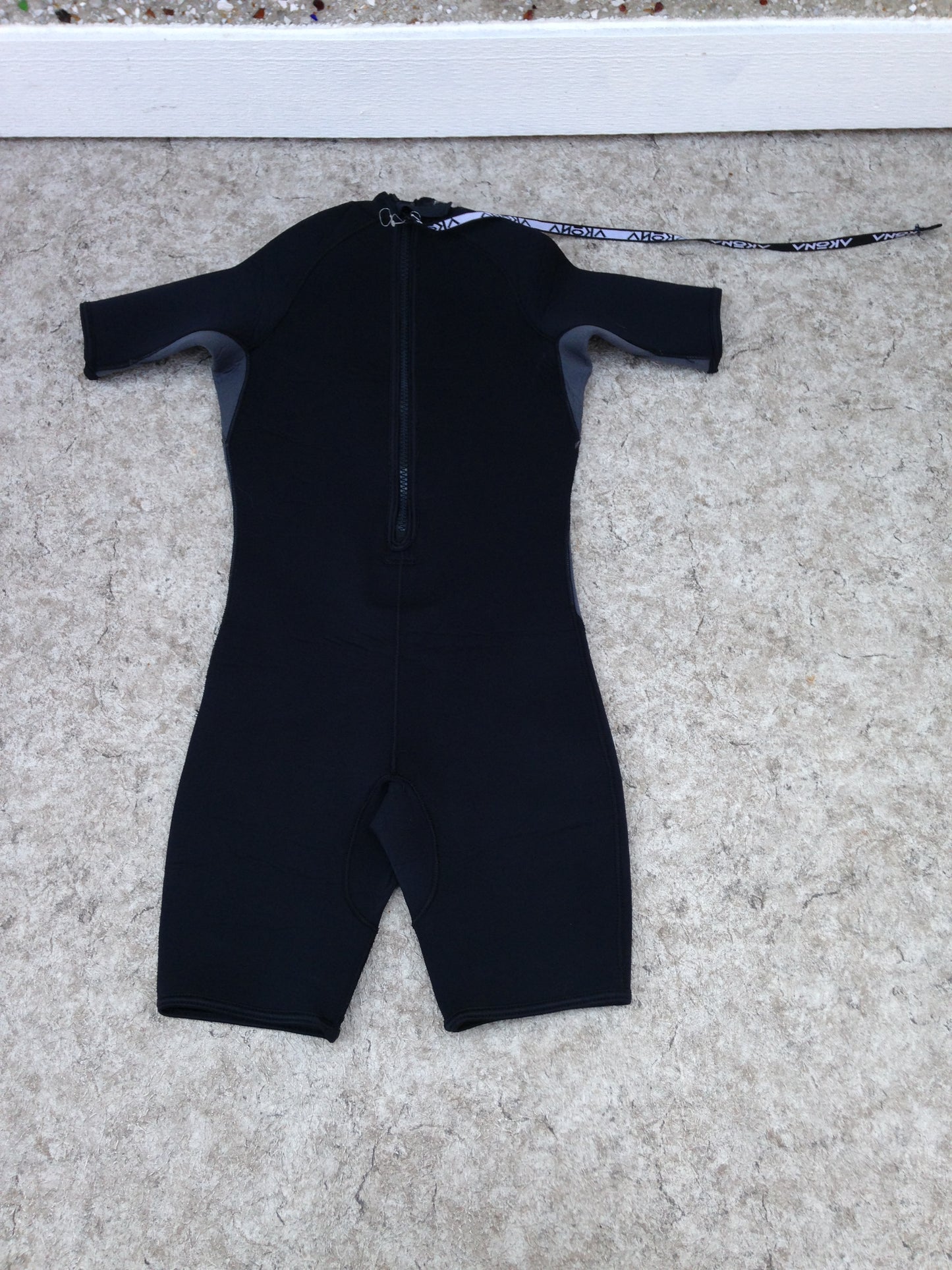 Wetsuit Men's Size Small Akona Grey Black 2-3 mm Neoprene