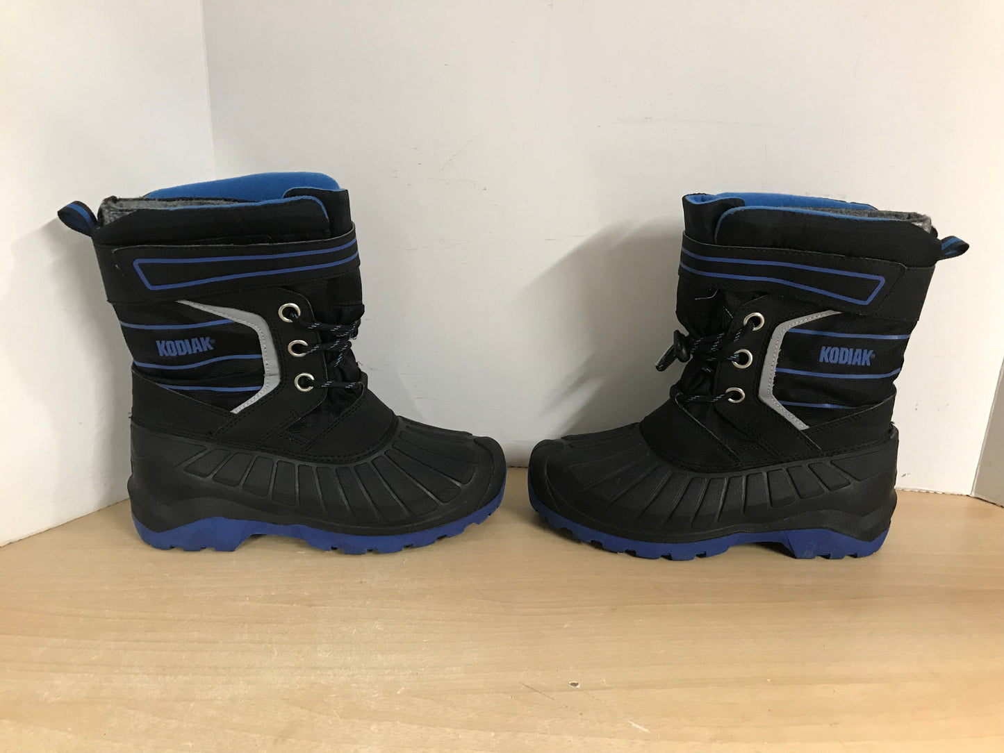 Winter Boots Child Size 4 Kodiak With Liner Blue Black