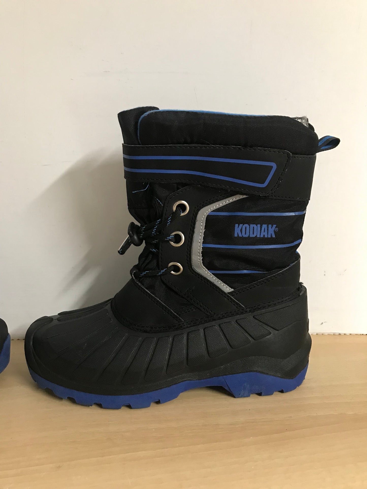 Winter Boots Child Size 4 Kodiak With Liner Blue Black