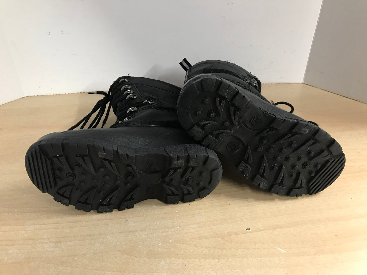 Winter Boots Child Size 1 Maple Leaf With Liner Black