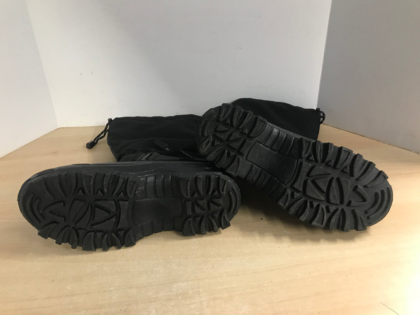 Winter Boots Men's Size 9 Maple Leaf With Liner Black New Demo Model