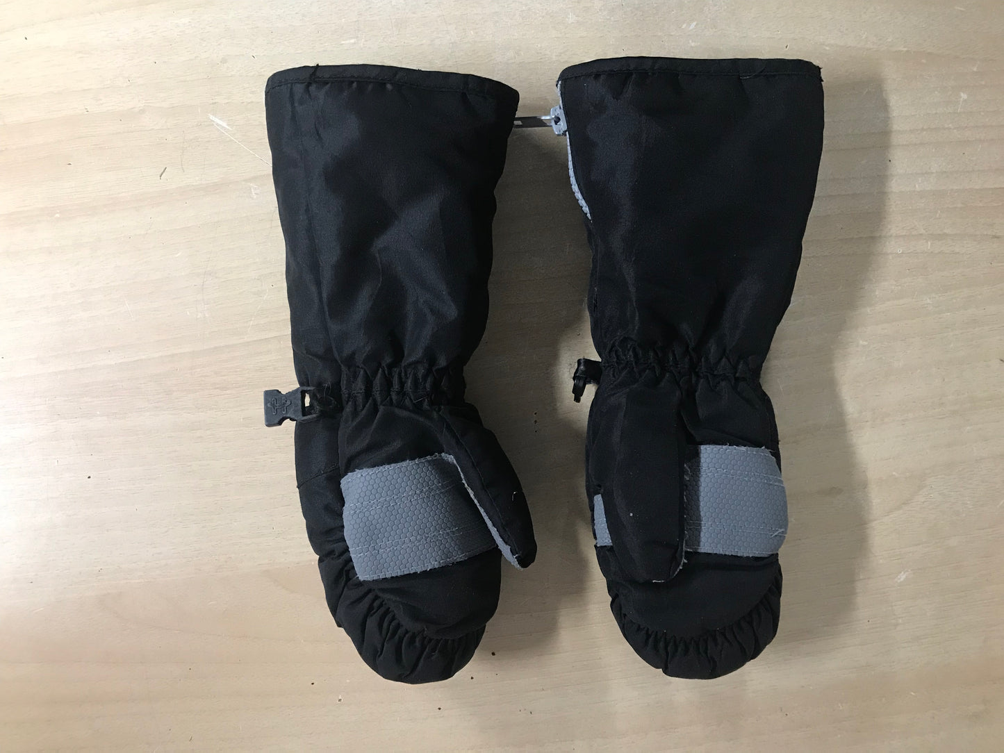 Winter Gloves and Mitts Child Size 4-6 Hot Paws Black Grey Excellent