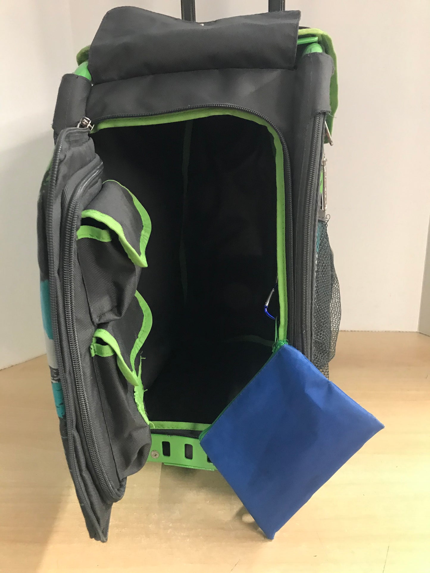 Zuka 20 inch Sports Insert Travel Carry On School Bag Double Wheels Steel Frame Outstanding Quality Minor Wear