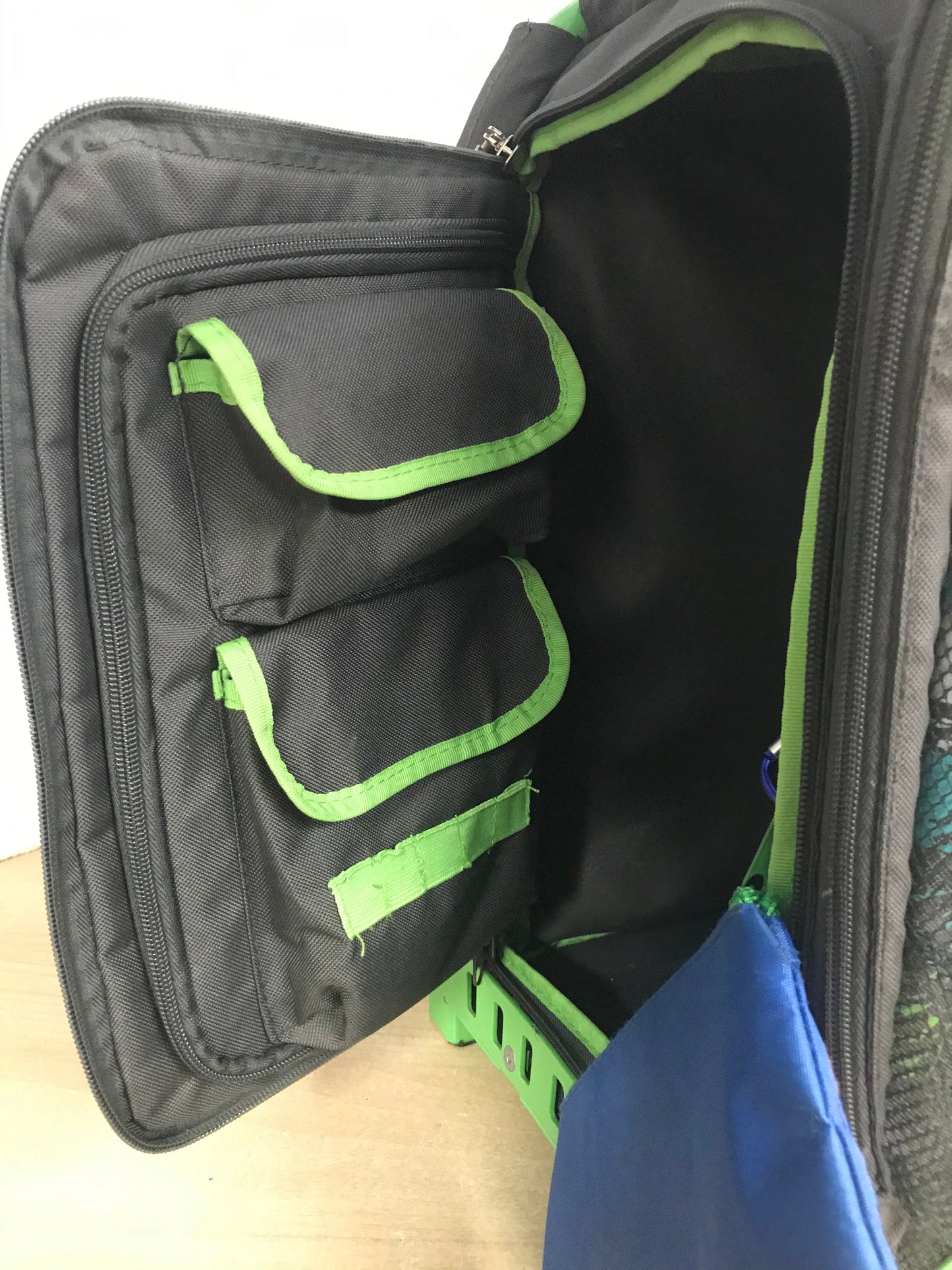 Zuka 20 inch Sports Insert Travel Carry On School Bag Double Wheels Steel Frame Outstanding Quality Minor Wear