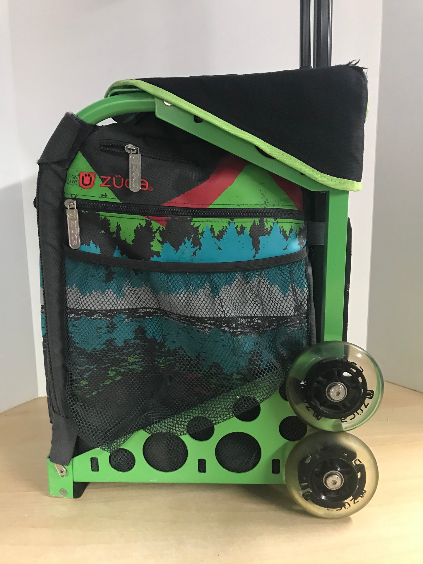 Zuka 20 inch Sports Insert Travel Carry On School Bag Double Wheels Steel Frame Outstanding Quality Minor Wear