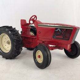 Vintage ERTL International Farmall Tractor #415 1-16 Diecast Red RARE
