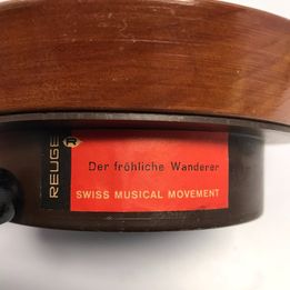 Grandma VINTAGE 1976 COLLECTIBLE REUGE SWISS WALL HANGING MUSIC BOX