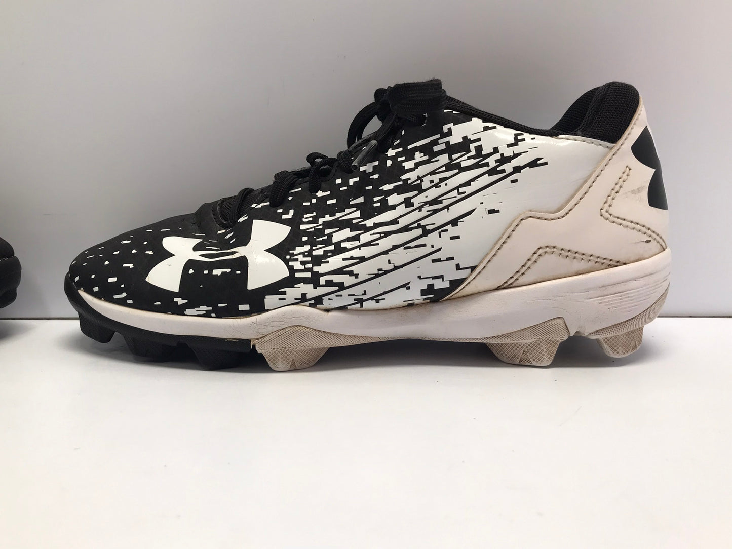 Baseball Shoes Cleats Child Size 4 Under Armour Black White Excellent