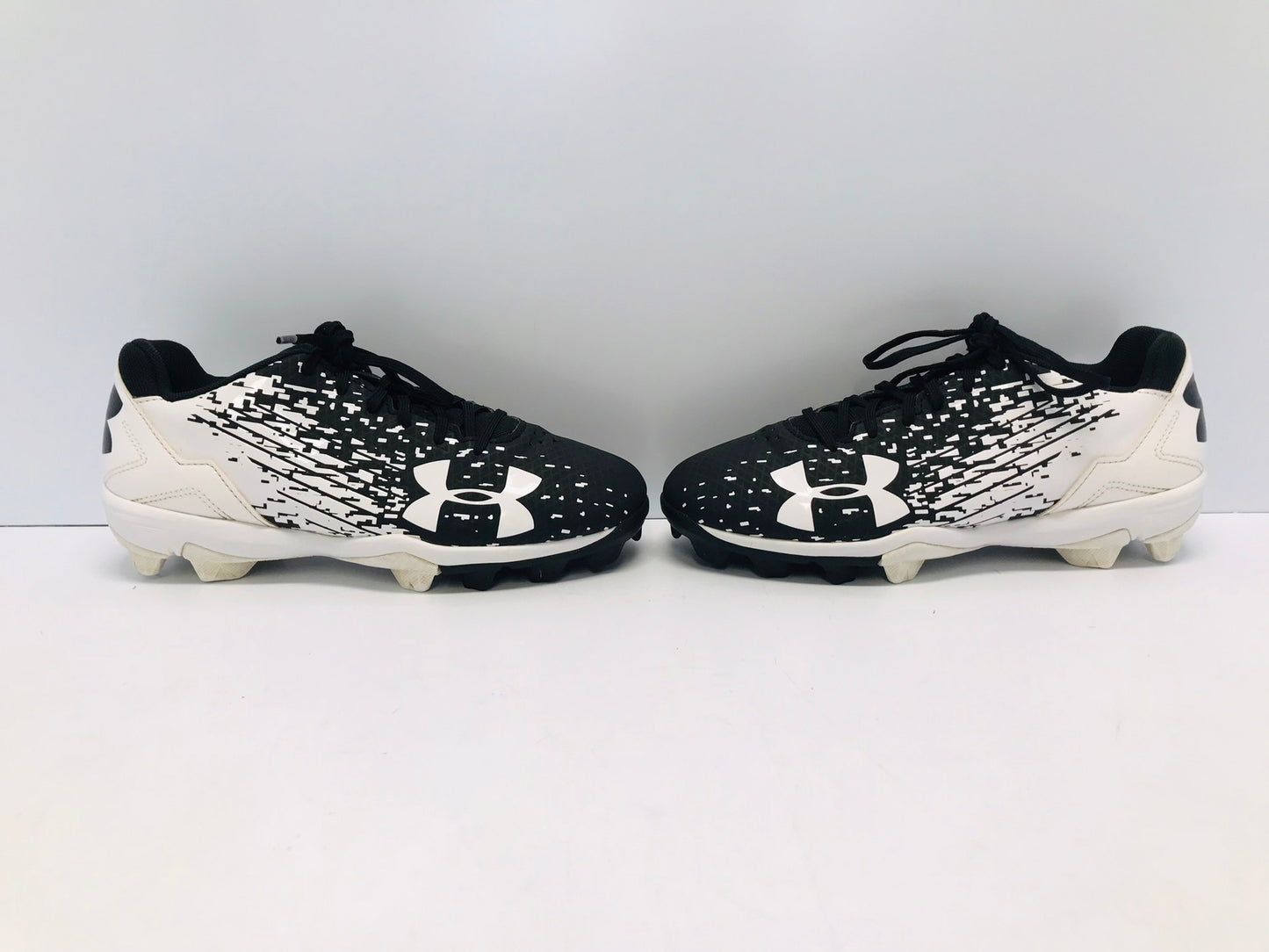 Baseball Shoes Cleats Child Size 4 Under Armour  Black White Like New