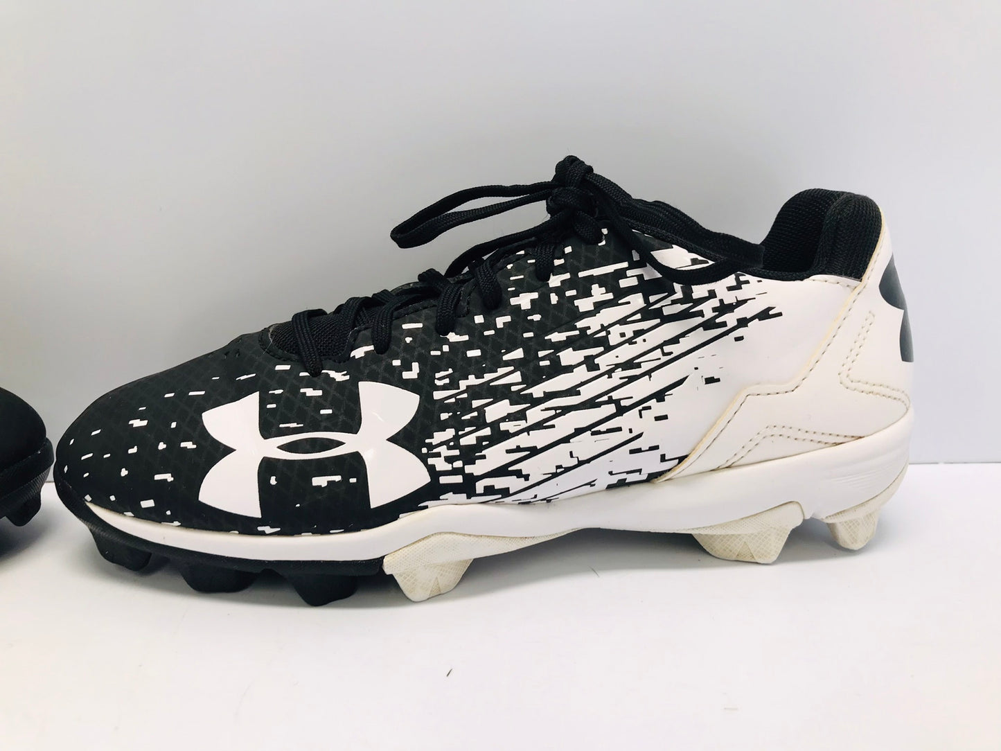 Baseball Shoes Cleats Child Size 4 Under Armour  Black White Like New