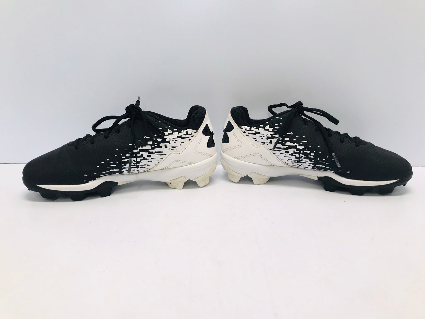 Baseball Shoes Cleats Child Size 4 Under Armour  Black White Like New