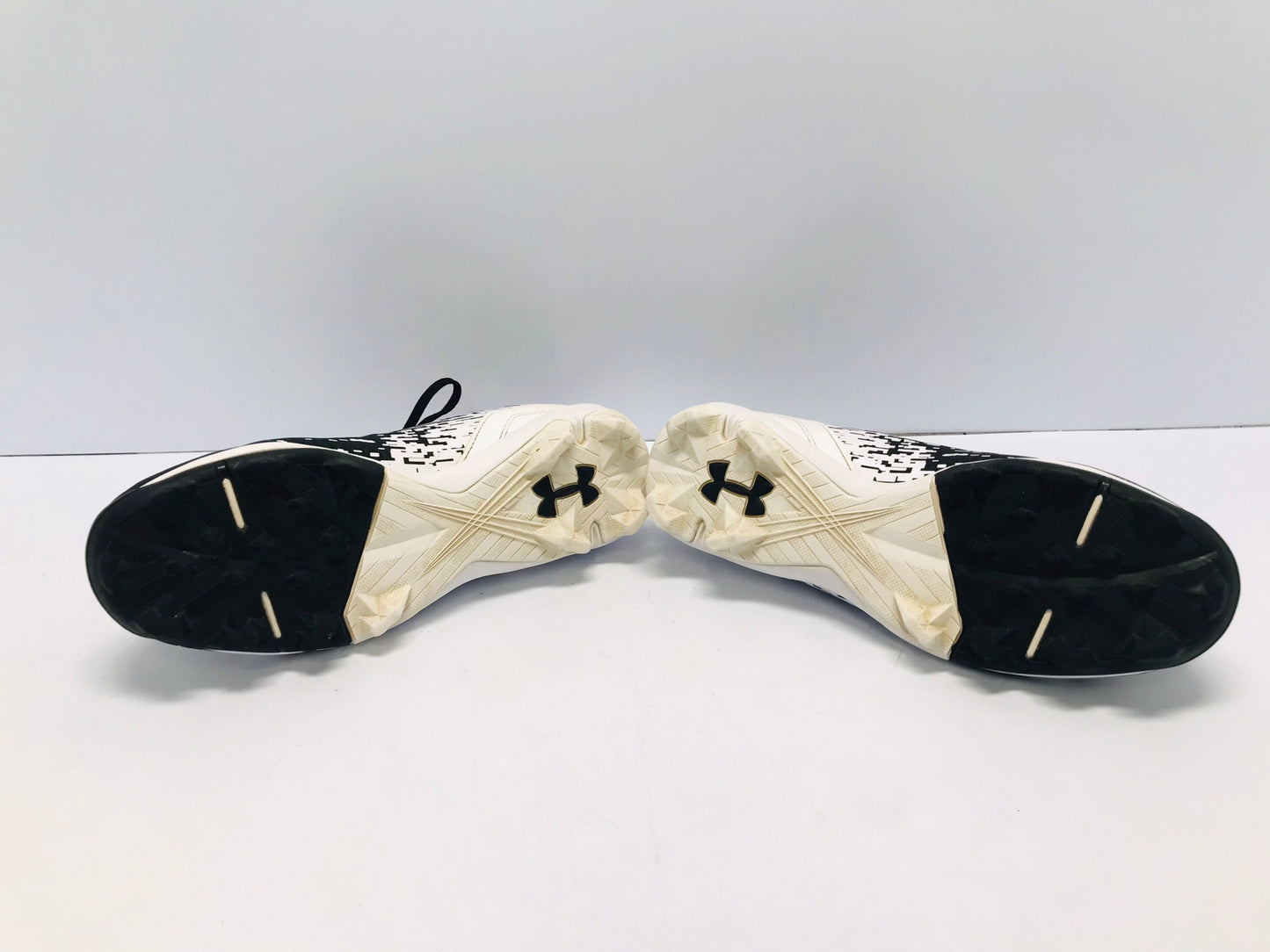 Baseball Shoes Cleats Child Size 4 Under Armour  Black White Like New