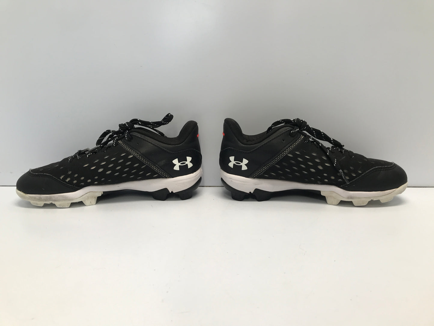 Baseball Shoes Cleats Child Size 4 Under Armour  Black White  Like New