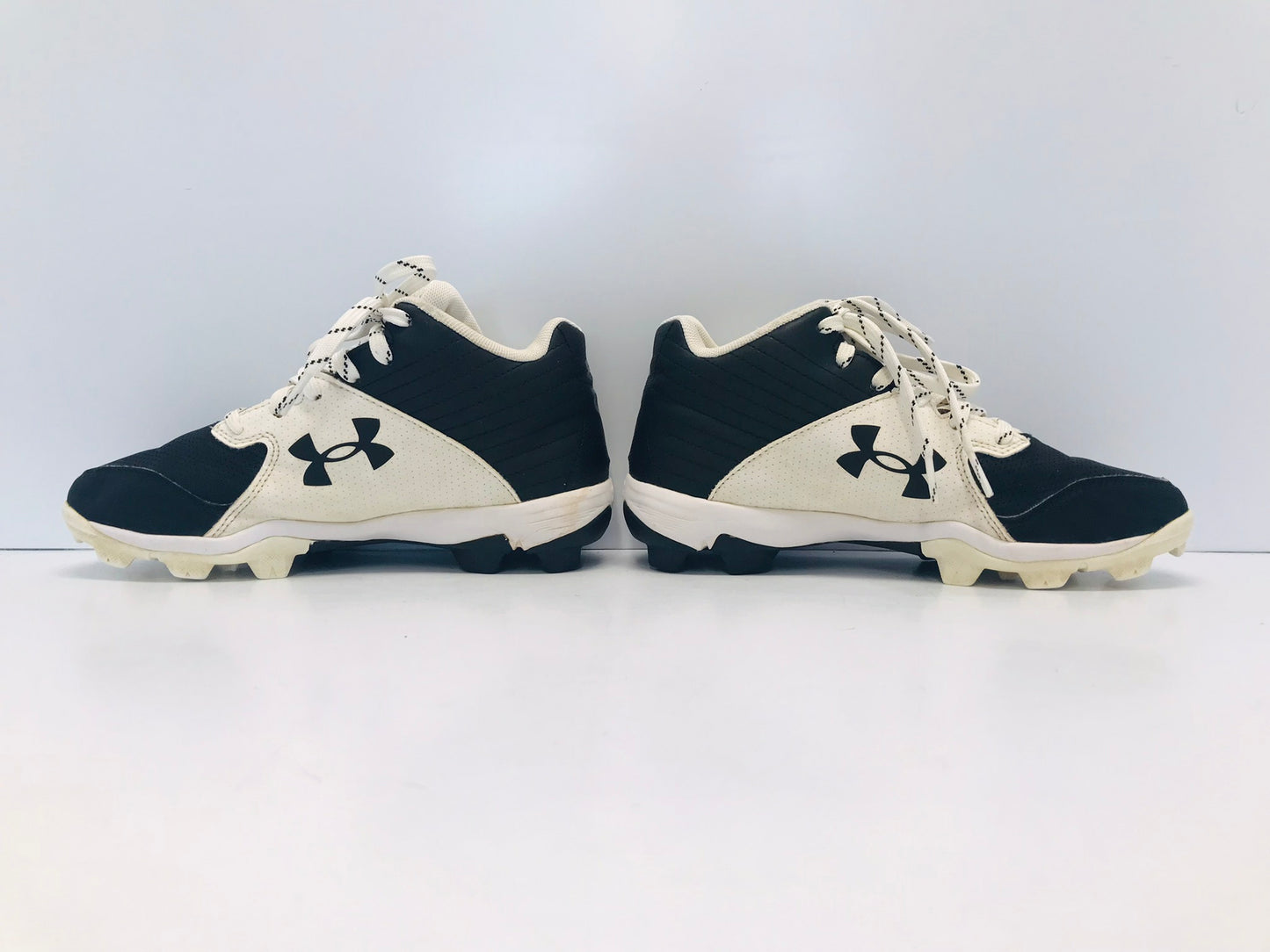 Baseball Shoes Cleats Child Size 4  Under Armour Lead Off Black White