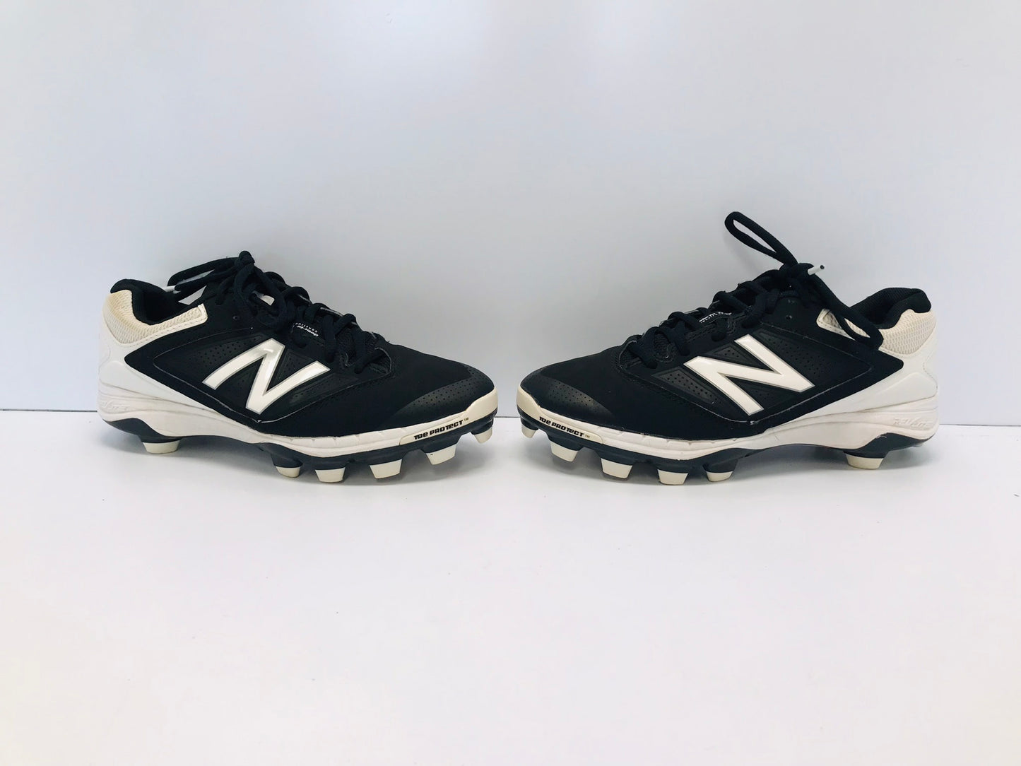 Baseball Shoes Cleats Men's Size 7 New Balence Black White Excellent